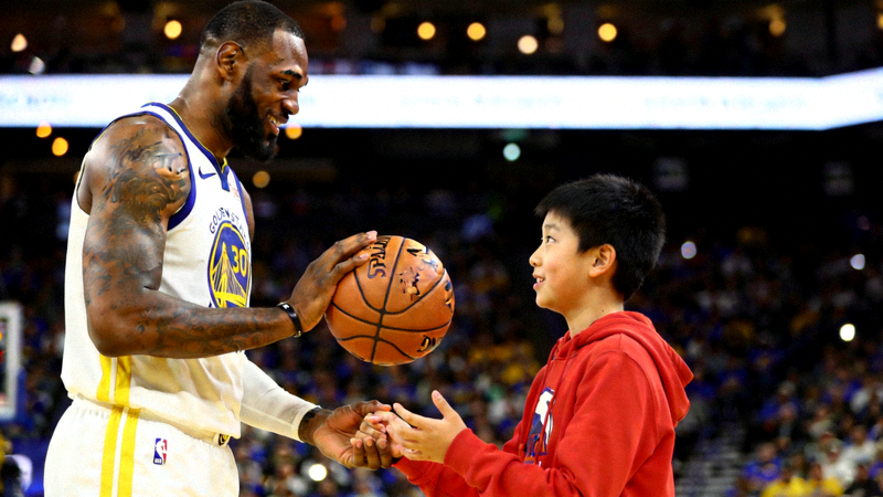 NBA球星与中国小球迷互动，亲切握手并赠送签名篮球