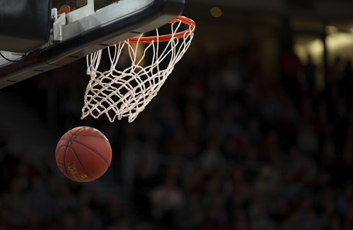 NBA中国赛现场盛况，球迷热情高涨，球星与中国文化元素交融